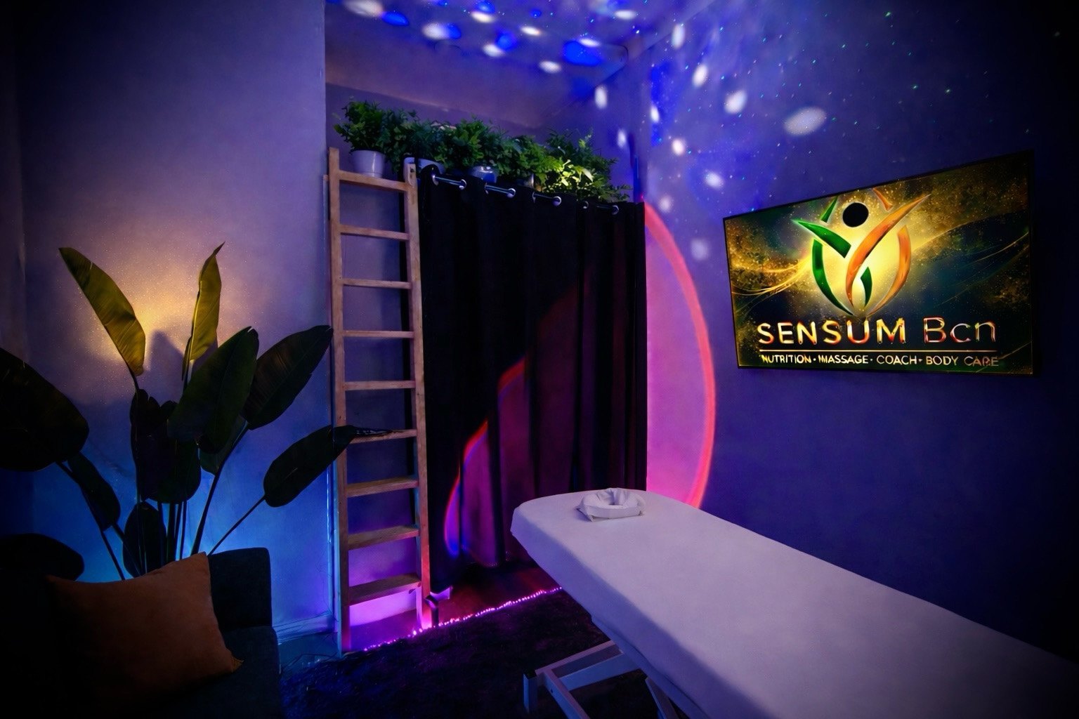 La cabina de Sensum: camilla, luz violeta y plantas